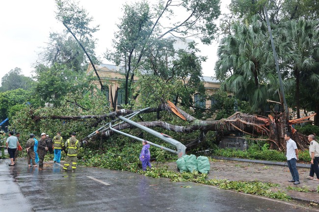 Hà Nội huy động hơn 100 công nhân môi trường dọn dẹp vệ sinh các tuyến phố nội đô - Ảnh 14.