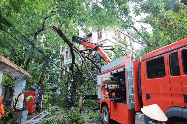 Hà Nội huy động hơn 100 công nhân môi trường dọn dẹp vệ sinh các tuyến phố nội đô - Ảnh 15.