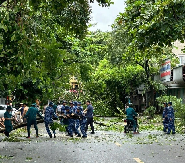 Hà Nội huy động hơn 100 công nhân môi trường dọn dẹp vệ sinh các tuyến phố nội đô - Ảnh 29.