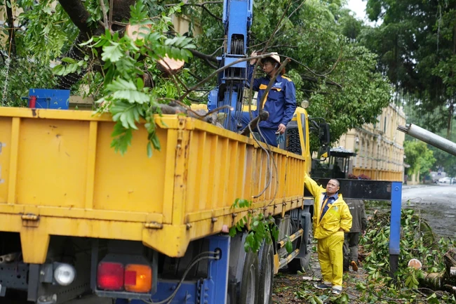 Hà Nội huy động hơn 100 công nhân môi trường dọn dẹp vệ sinh các tuyến phố nội đô - Ảnh 31.