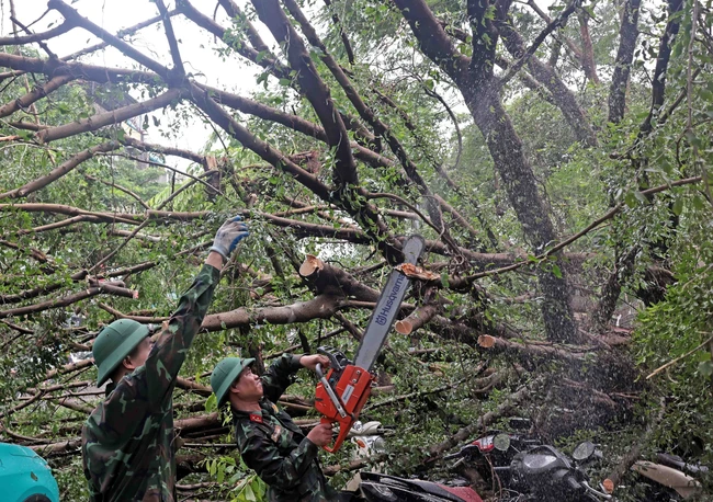 Hà Nội huy động hơn 100 công nhân môi trường dọn dẹp vệ sinh các tuyến phố nội đô - Ảnh 11.