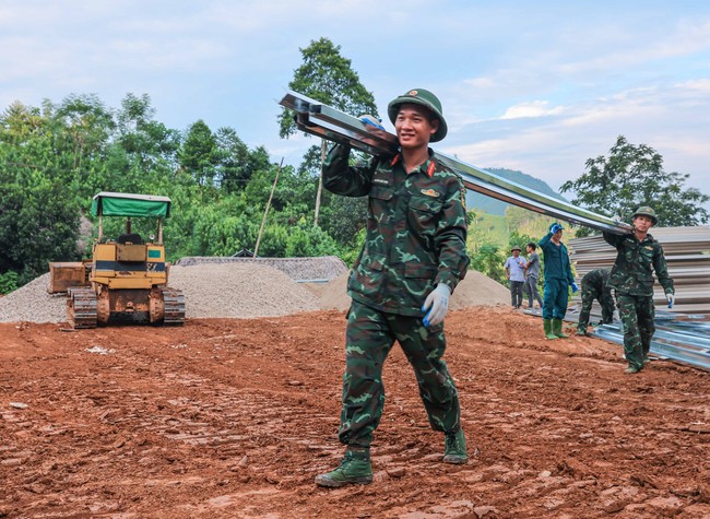 Lào Cai: Hoàn thành 25 căn nhà tạm cho bà con trong thôn Làng Nủ vào ngày 21/9 - Ảnh 2.