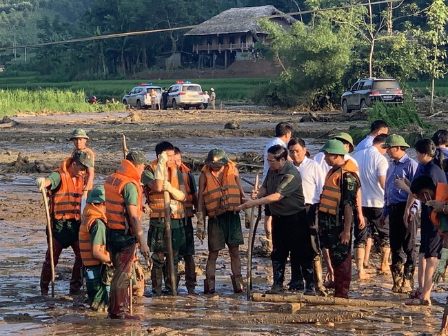 Thủ tướng Phạm Minh Chính thị sát tìm kiếm nạn nhân tại nơi sạt lở kinh hoàng - Làng Nủ, Lào Cai - Ảnh 2.